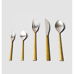 Ensemble de couverts en acier inoxydable de haute qualité 5 pièces avec poignées modernes polies en or Style américain argenté - Product Image 1