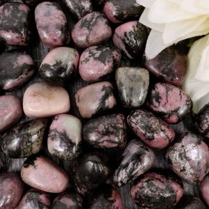 หินโรโดไนต์ทรงรีขัดเงา คุณภาพดีที่สุด เป็นมิตรกับสิ่งแวดล้อม สีชมพู-ดำ คริสตัลบำบัดสำหรับเรกิ การทำสมาธิ และพลังงาน - Product Image 2