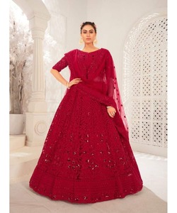Lehengacholi ชิ้นเดียวสำหรับสาวๆในกำมะหยี่สีแดงกับงานกระจกหนักและเลื่อม