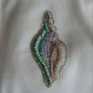 Charme pomme brodé à la main avec des perles de New York, mignon et élégant, dernier design de mode luxueux par glowin fashion - Product Image 1