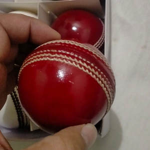 Pelota de críquet de cuero Sumroos, Color rojo, duro, sazonado, cosido a mano, interior, exterior, práctica, equipo, pelotas de cuero de vaca 71,5 - Product Image 1