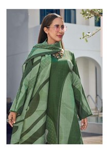 Conjunto Tradicional de Salwar Kameez de Corte Recto con Bordado Intenso en el Cuello y Dupatta Estampada en Contraste - Product Image 3