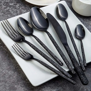 Ensemble de couverts élégants en acier inoxydable argenté avec manche rouge élégant, parfait pour les occasions spéciales et les repas en famille - Product Image 3
