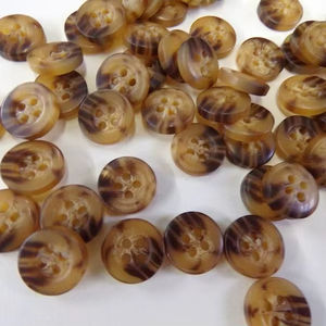 Boutons en corne fabriqués à la main Accessoires rustiques et authentiques durables pour les projets de vêtements et d'artisanat - Product Image 1