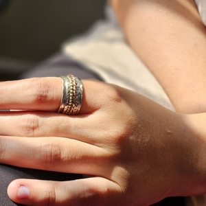 Bague Four Spin Band en laiton argenté et cuivre pour mariages, anniversaires et fêtes - Product Image 3