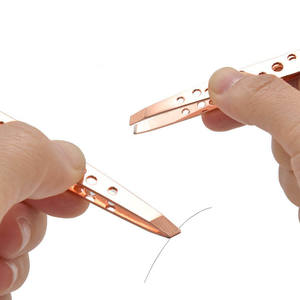 Pinzas Ergonómicas de Acero Inoxidable con Punta Inclinada para Depilar Cejas - Agarre Cómodo y Controlado - Product Image 2