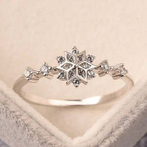 Bague élégante en argent avec zircone et sertissage invisible pour les fêtes, plaquée rhodium, motif géométrique, bijoux en platine - Product Image 1