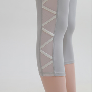 Leggings personnalisés OEM à taille haute avec panneaux en mesh pour femmes, en nylon et élasthanne, pour yoga, pilates, gym, pantalon capri - Product Image 5
