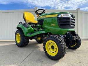 Tracteur de pelouse John Deere X485, 22 CV, 4 roues motrices, transmission par engrenages, vert, facile à utiliser - Product Image 1
