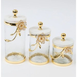 Boîte en verre transparent à texture martelée avec conception de fleurs en métal plaqué or et couvercle supérieur en marbre Accessoires de cuisine Fournitures - Product Image 3