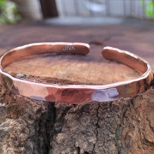 Bracelet solide en cuivre lourd avec des motifs gravés complexes pour la guérison de l'arthrite bijoux unisexes traditionnels fabriqués à la main - Product Image 1