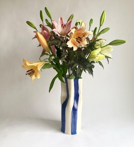 Un grand vase en céramique de forme ondulée avec des rayures bleues verticales audacieuses, parfait pour une maison à thème contemporain, à des prix de gros. - Product Image 1