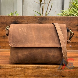 Bolso cruzado con solapa de cuero genuino de grano completo de moda para mujer con estilo personalizado al por mayor para bolsos de lujo de moda para mujer - Product Image 1