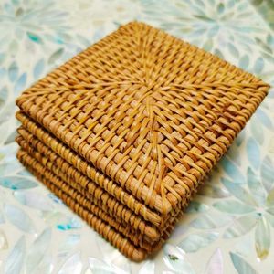 Tendance Ensemble élégant de quatre sous-verres en rotin Tapis de table de luxe Ajoute de la chaleur et protège les surfaces contre les taches et les marques de boissons - Product Image 2