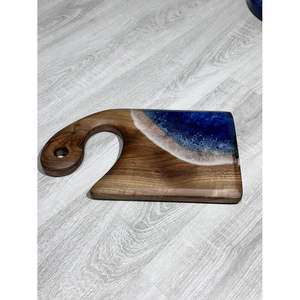 Planche à découper en résine époxy aux tons océaniques, parfaite pour trancher les desserts au fromage et les petits repas - Product Image 2