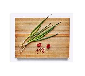 Compre una tabla de cortar de madera hecha a mano duradera para uso en la cocina con acabado natural y diseño elegante - Product Image 3