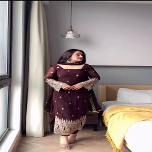 Conjunto de Traje y Pantalón Étnico de Diseñador VASTRA COTTAGE para Mujer, Top de Georgette Sintética Pesada y Dupatta con Bordado de Hilos y Lentejuelas - Product Image 3