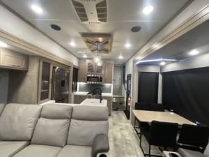 Remolque de Campamento G-r-a-n-d D-e-s-i-g-n M-o-m-e-n-t-u-m 395MS 2023 Usado en Venta, Ideal para Campamentos y Viajes - Product Image 2