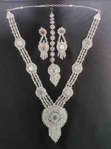 Collier Boucles d'oreilles en plaqué argent en vrac Ensemble Tikka avec ensemble de bijoux de style luxueux à vendre par les exportateurs indiens - Product Image 3