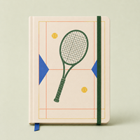 Carnet de tennis personnalisé LABON, couverture rigide crème, lignes de terrain, raquette, balles jaunes, triangles bleus, élastique vert, ruban bleu roi