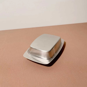 Beurrier en acier inoxydable brossé avec couvercle ergonomique et design minimaliste idéal pour l'intérieur moderne et le service quotidien - Product Image 1