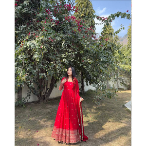 ชุดเดรส Anarkali ยาวกรอมพื้น ดีไซน์พิเศษ ผ้าจอร์เจตต์เนื้อหนา ประดับเลื่อมและงานปักดิ้นทอง  แบบดั้งเดิม สวยสง่า - Product Image 1