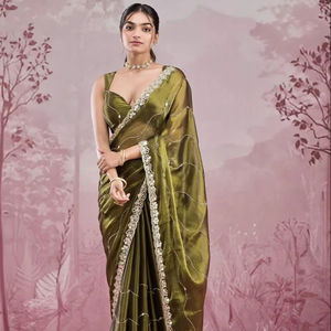 Sari de seda suave pura India estilo Bollywood con borde de encaje bordado y pieza de blusa, Sari de fiesta. - Product Image 1