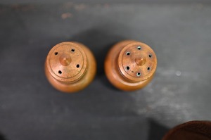 ชุดเกลือพริกไทยทองเหลืองดีไซน์กะทัดรัดรูปทรงใช้งานได้จริงและพื้นผิวเรียบเนียนเหมาะสำหรับร้านอาหารคาเฟ่และห้องครัวในบ้าน - Product Image 4