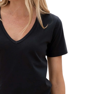 เสื้อยืดผู้หญิงสีดำ คอลึก ทรงวี สำหรับฤดูร้อน ผลิตจากผ้าฝ้ายออร์แกนิค 100% คุณภาพพรีเมียม ผ่านการรับรอง GOTS ยืดตัวน้อย ระบายอากาศได้ดี แห้งเร็ว - Product Image 6