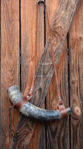 Cuerno Nórdico Pulido Ecológico de Cuerno de Búfalo Natural con Correas de Cuero - Estilo Feng Shui y Religioso - Product Image 3