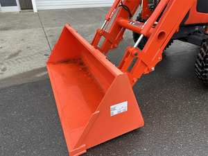 2019 Kubota Tractor-95 HP 4WD Tractor utilitario con transmisión hidrostática y cabina de lujo - Product Image 3