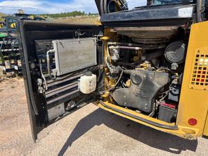 Cilindro Hidráulico ENERPAC de Alta Eficiencia para Cargadora Compacta 272D3 con Motor Diésel, 2022 - Product Image 3