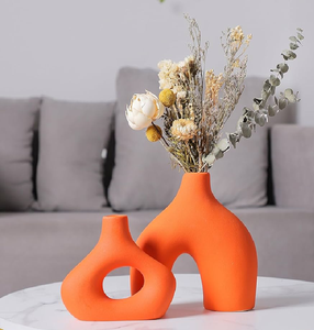 Juego de jarrones de cerámica abstractos de color naranja. Estilo funky y contemporáneo. Disponible a precios de mayoreo - Product Image 1