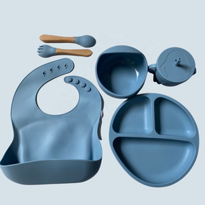 ชุดซิลิโคนสำหรับรับประทานอาหารสำหรับเด็กประกอบด้วยถ้วยและส้อมผ้ากันเปื้อนสีสันน่ารักพร้อมบริการ ODM/OEM 100% เกรดอาหาร - Product Image 5