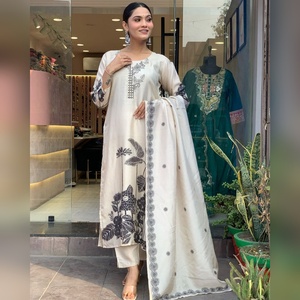 Conjunto de Kurti de Tres Piezas de Seda Chinnon Estampada, Moderno y Elegante, Listo para Enviar, Nuevo Modelo 2025, Estilo Étnico de Diseñador - Product Image 2