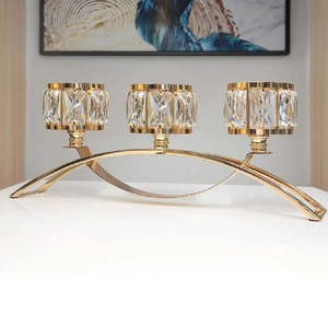 Base arquée élégante en or avec trois coupelles rectangulaires en cristal. Disponible aux prix de gros. - Product Image 1