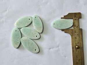 Piedras naturales de amazonita hechas a medida con agujeros adecuados para usar como colgantes ideales para hacer joyas de piedras preciosas - Product Image 3