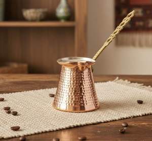 หม้อกาแฟทองแดงขัดเงาพร้อมพื้นผิวเรียบเนียน ออกแบบมาเพื่อการชงและเสิร์ฟกาแฟอย่างมีสไตล์ - Product Image 6