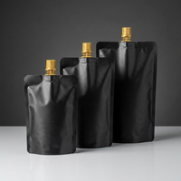 Pochette souple personnalisée en PE à faible MOQ, résistante à l'humidité, avec bec verseur, pour boissons, jus et liquides, finition noire mate, poignée dorée