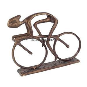 Escultura acabada antigua de latón hecha de metal resistente del diseñador de la figura del montar en bicicleta del fabricante indio en el precio más bajo - Product Image 1