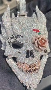 Pendentif Crâne Personnalisé Sertie de Pierres |   Bijoux Hip Hop en Moissanite avec Détail Rose |   Plaqué or, argent 925 certifié GRA - Product Image 2