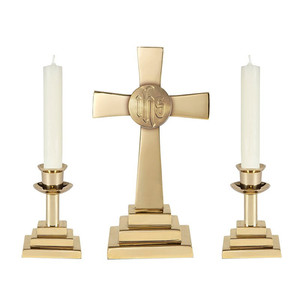 Set d'autel Crucifix et bougeoir en laiton Set d'autel gravé à la main Fournitures d'église disponibles au prix de gros - Product Image 3