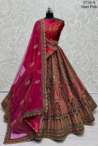 Hermosa Lehenga Choli con doble Chunni y varios trabajos de parches bordados - Product Image 4