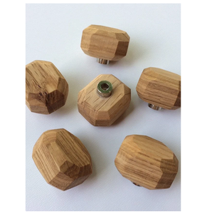 Tiroir d'armoire en bois brun naturel Boutons d'armoire Tirette de porte Longue poignée Meubles de cuisine contemporains - Product Image 1