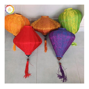 Lanterne en soie pour la décoration de la maison, fabriquée à la main au Vietnam - Product Image 1