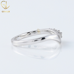 Nuevas llegadas Anillo de compromiso de espoleta para mujer Anillo de regalo de boda curvo de diamante de moissanita de corte redondo de oro blanco de 14K - Product Image 3