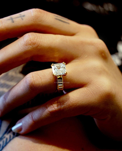 Anillo de compromiso de moissanita con corte Asscher de 4 quilates Anillo solitario de corte escalonado en plata de ley 925 Anillo de novia de inspiración vintage elegante - Product Image 4