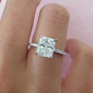 Bague de fiançailles avec coussin allongé de 2.50 ct Moissanite Hidden Halo et bande demi-éternité idéale pour la proposition de fiançailles - Product Image 3