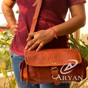 กระเป๋าสะพายสีน้ำตาลวินเทจทำด้วยมือกระเป๋าสะพายไหล่หนังแพะแท้สายเดี่ยวหนังแท้บุหนังแท้กระดุมปิดอาน - Product Image 1