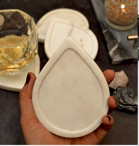 Juego de cuatro posavasos cuadrados de mármol negro con vetas blancas, un artículo sofisticado, disponible a precios de mayoreo. - Product Image 2